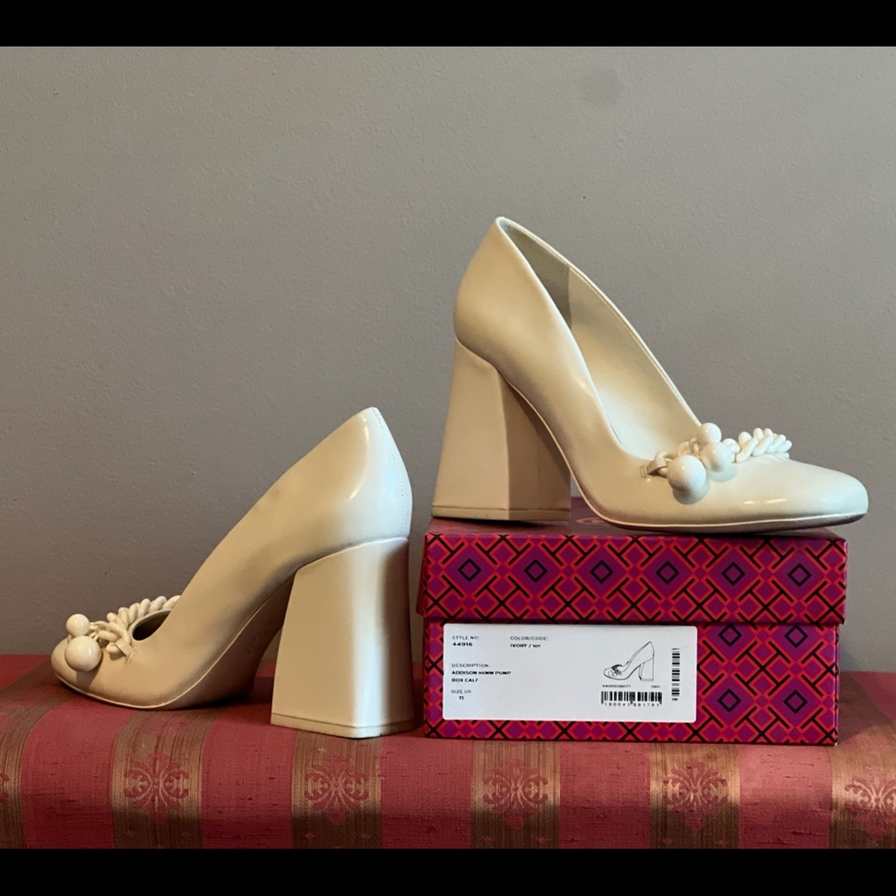Tory Burch white leather round toe pumps with stylish chunky heel in size 11!